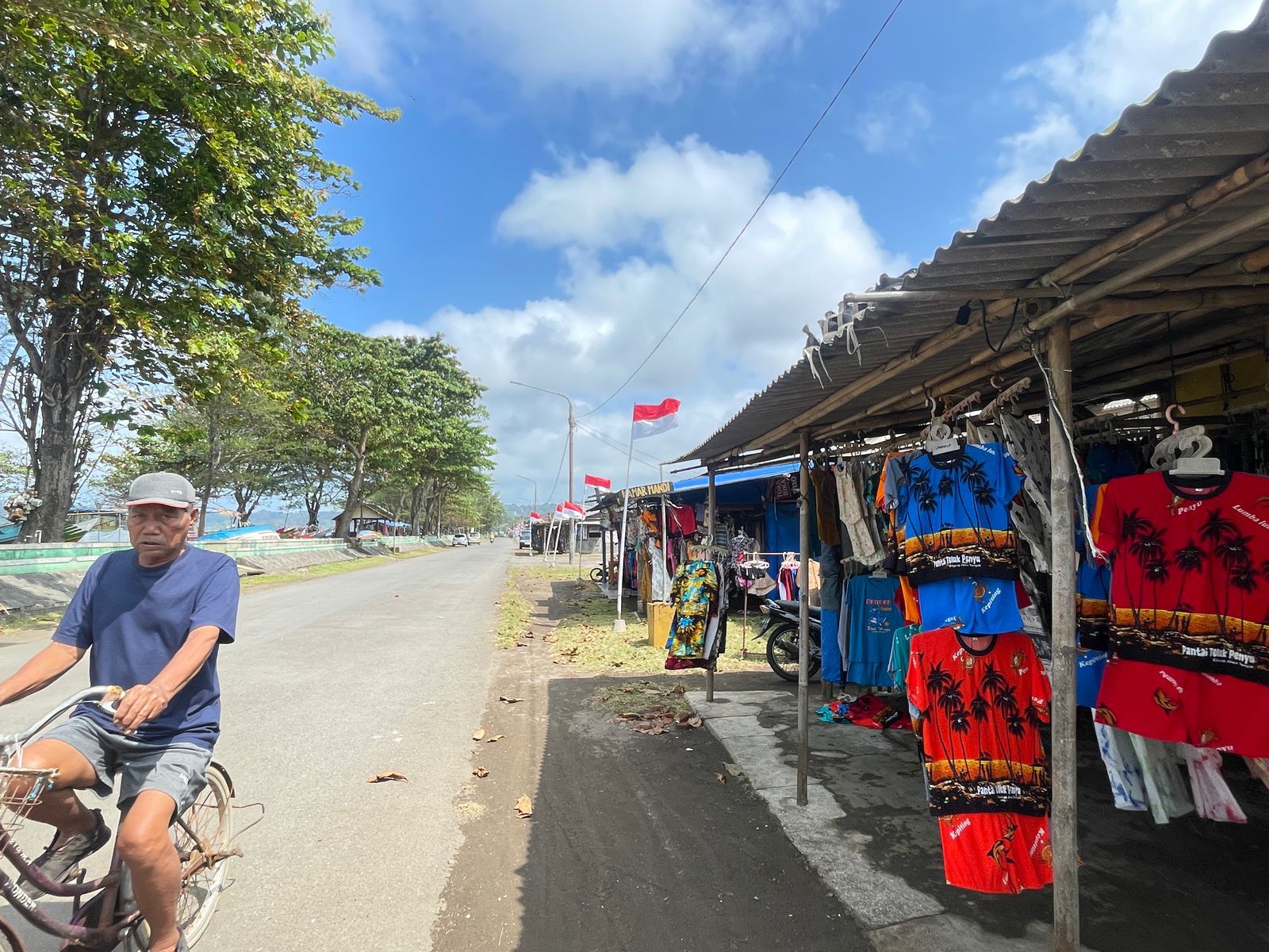 Sepi Pembeli, Penjual Baju di Teluk Penyu Keluhkan Pajak tidak Sesuai dengan Hasil