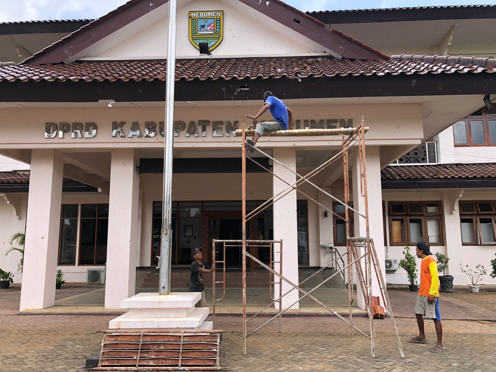 Mulai Diperbaiki, Kerugian Gedung DPRD Kebmen Capai Rp75 Juta