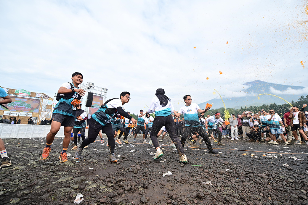 Festival Gunung Slamet 2025, Tetap Seru Meski Perang Tomat Diganti Perang Air