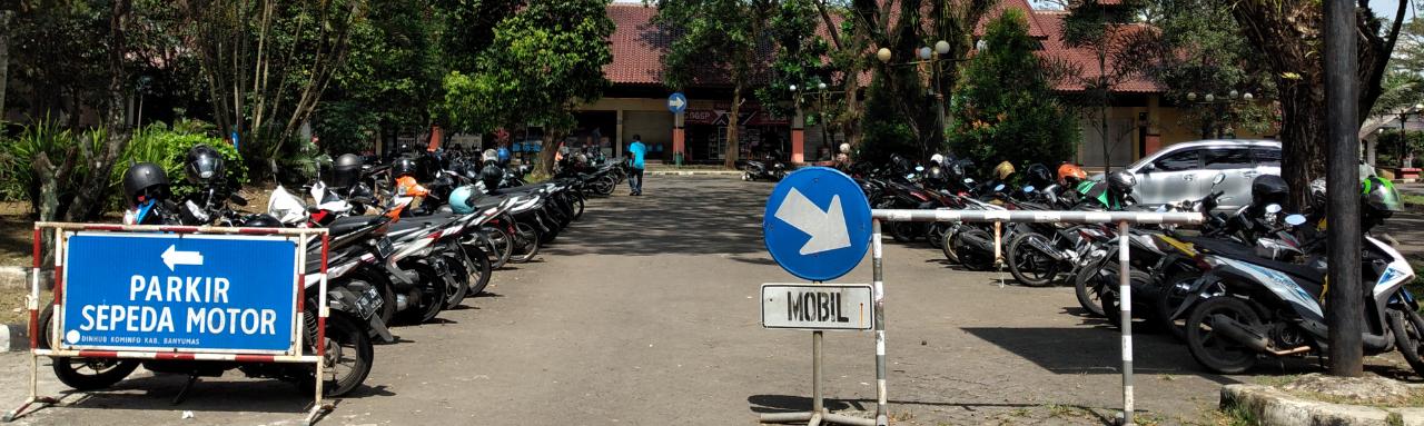 Penitipan Mobil di terminal Bulupitu Purwokerto Sementara Dihitung Tarif Parkir