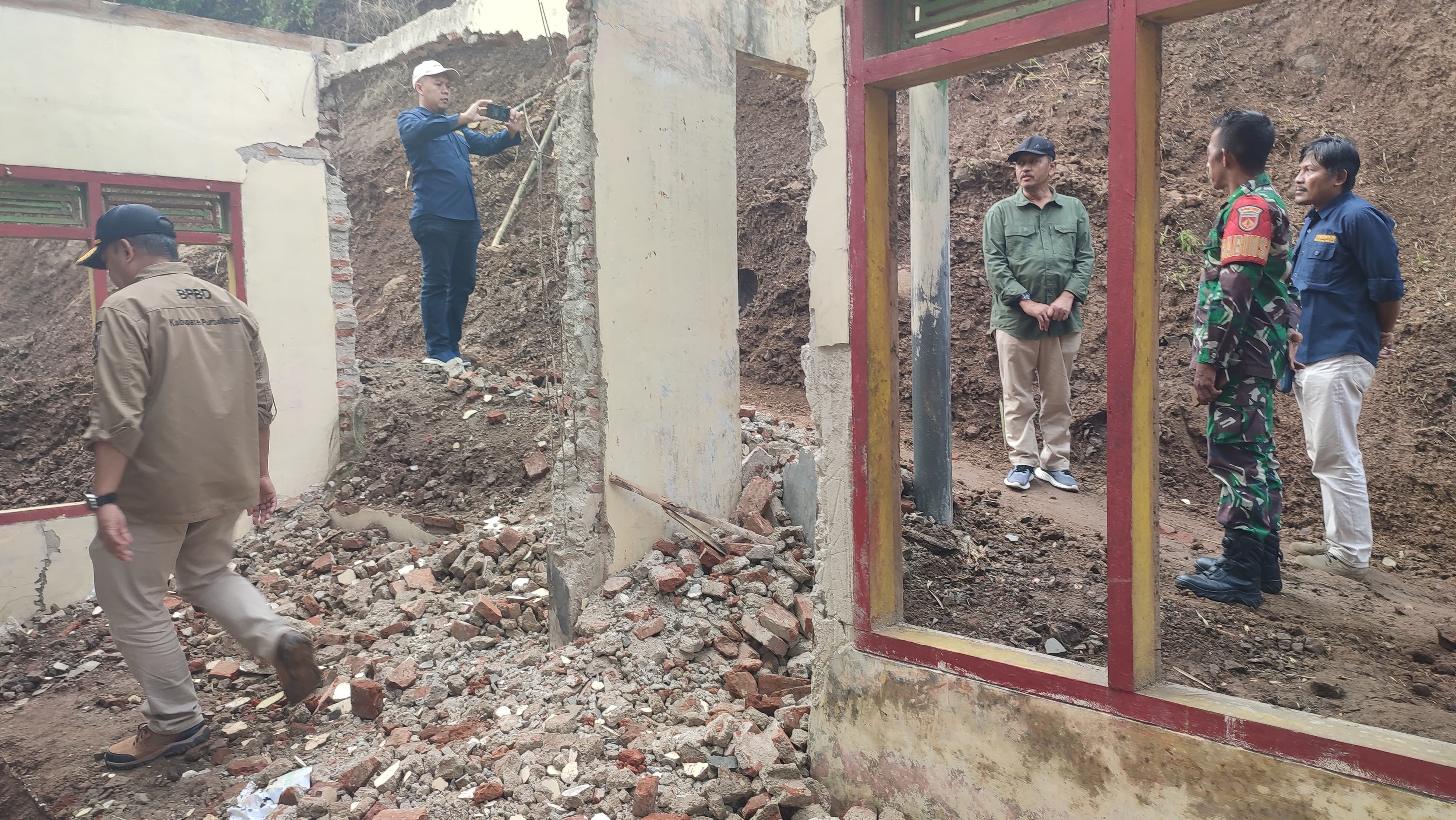 Lima Rumah Rusak Diterjang Longsor di Rembang dan Karangmoncol