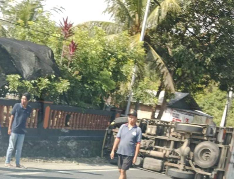 Diduga Kurang Konsentrasi, Sebuah Truk Boks Terguling di Jalan Raya Rawalo - Patikraja