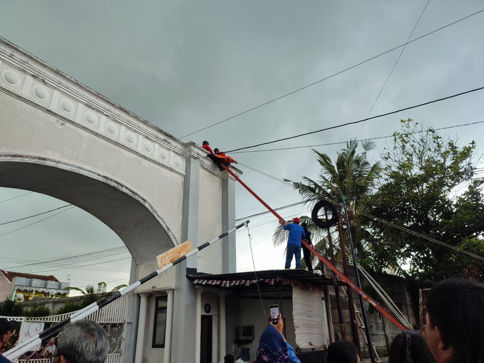 Perbaiki Atap Gerbang Perumahan, Pria Ditemukan Meninggal Diduga Tersengat Listrik