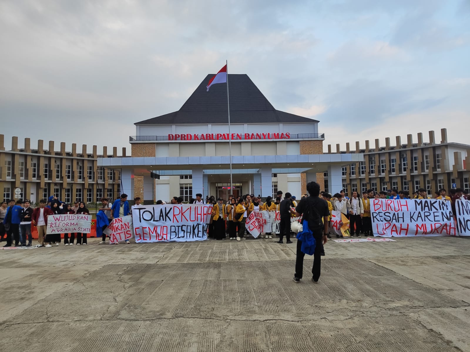 Desak DPRD Suarakan Aspirasi, Mahasiswa Gelar Mimbar Bebas