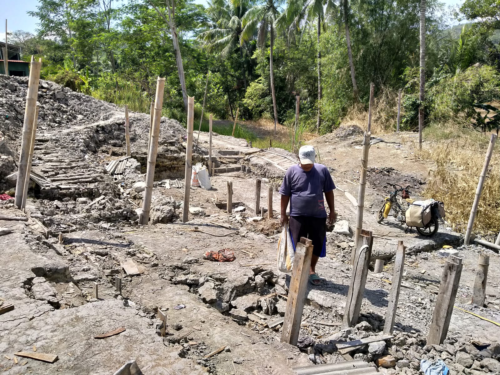 Penutupan Lubang Bekas Tambang Emas di Desa Pancurendang Ajibarang Dilakukan oleh Warga
