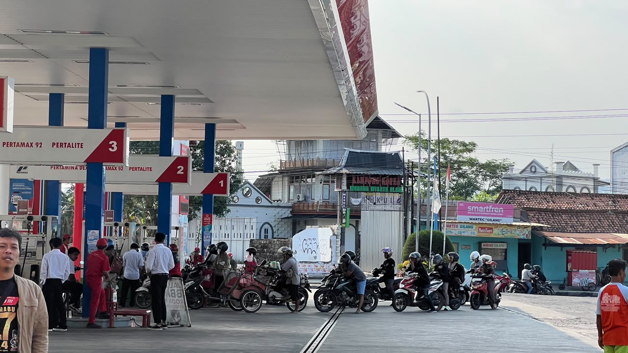Harga Pertamax Melonjak, Warga Kebumen Serbu Pertalite