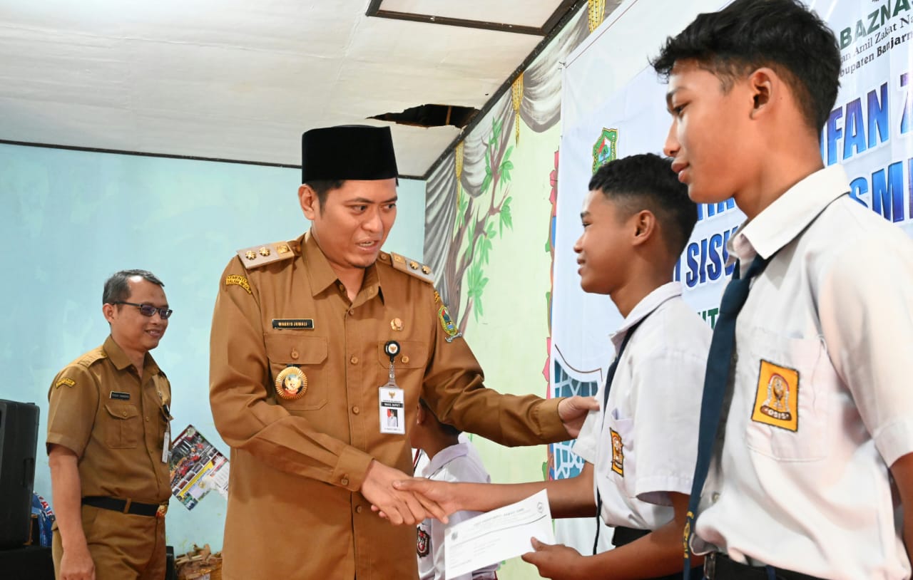 Siswa Kurang Mampu di Banjarnegara Terima Bantuan Zakat 