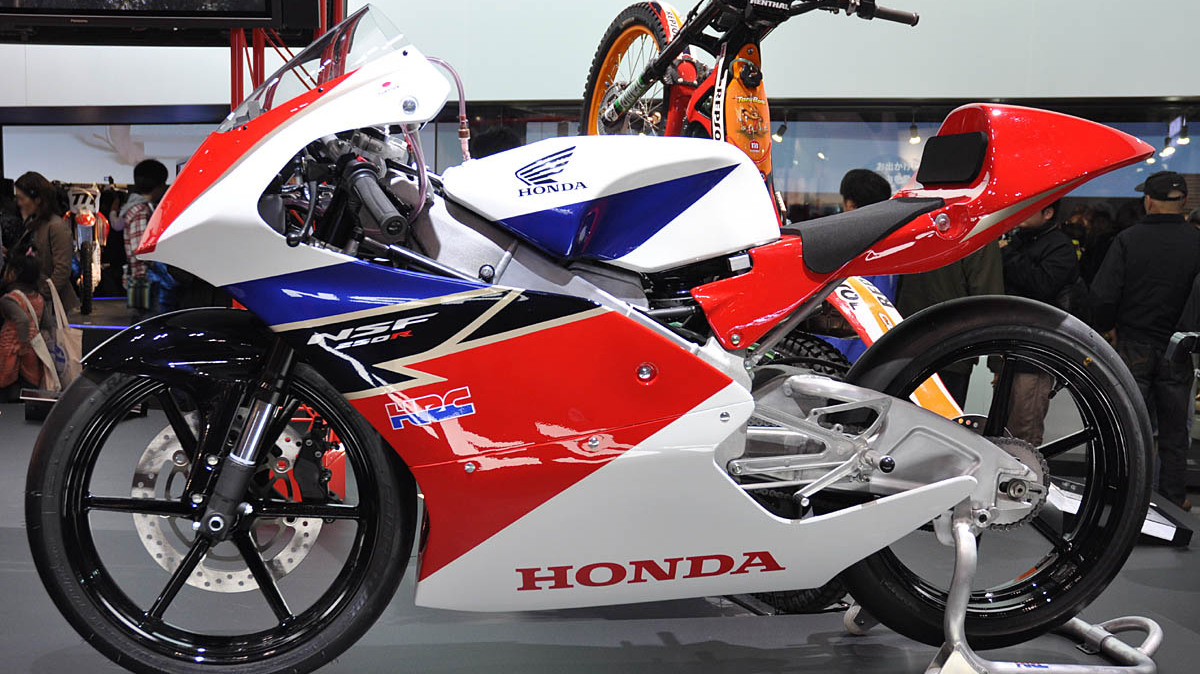 Kupas Lengkap Honda NSF250R, Motor Balap Ringan Bertaring Tajam yang Wajib Kamu Tahu