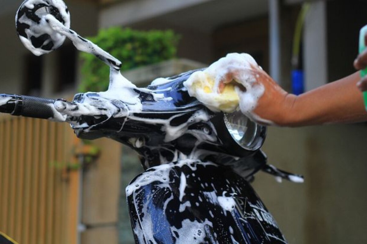 Langkah-langkah Menggunakan Wax Pada Bodi Motor Matic, Dijamin Baret Langsung Hilang