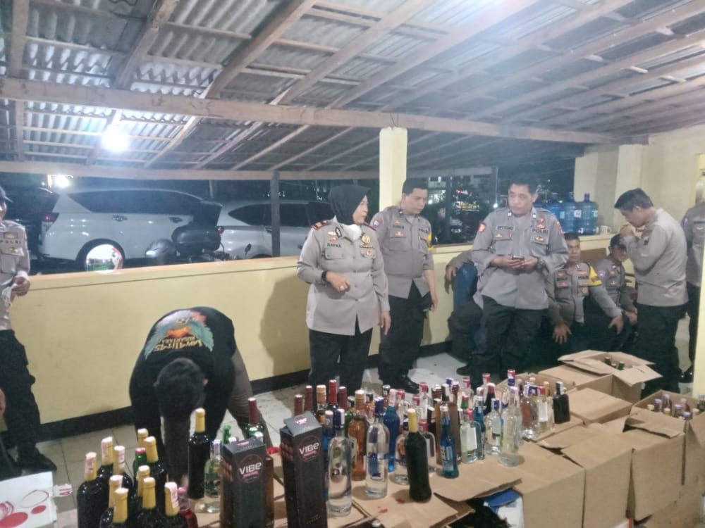 Ratusan Botol Miras Disita Polisi di Baturraden