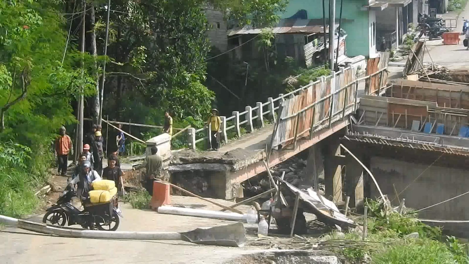 Jembatan Panaraban Ambrol Dihantam Banjir, Akses ke Dieng Lumpuh Total