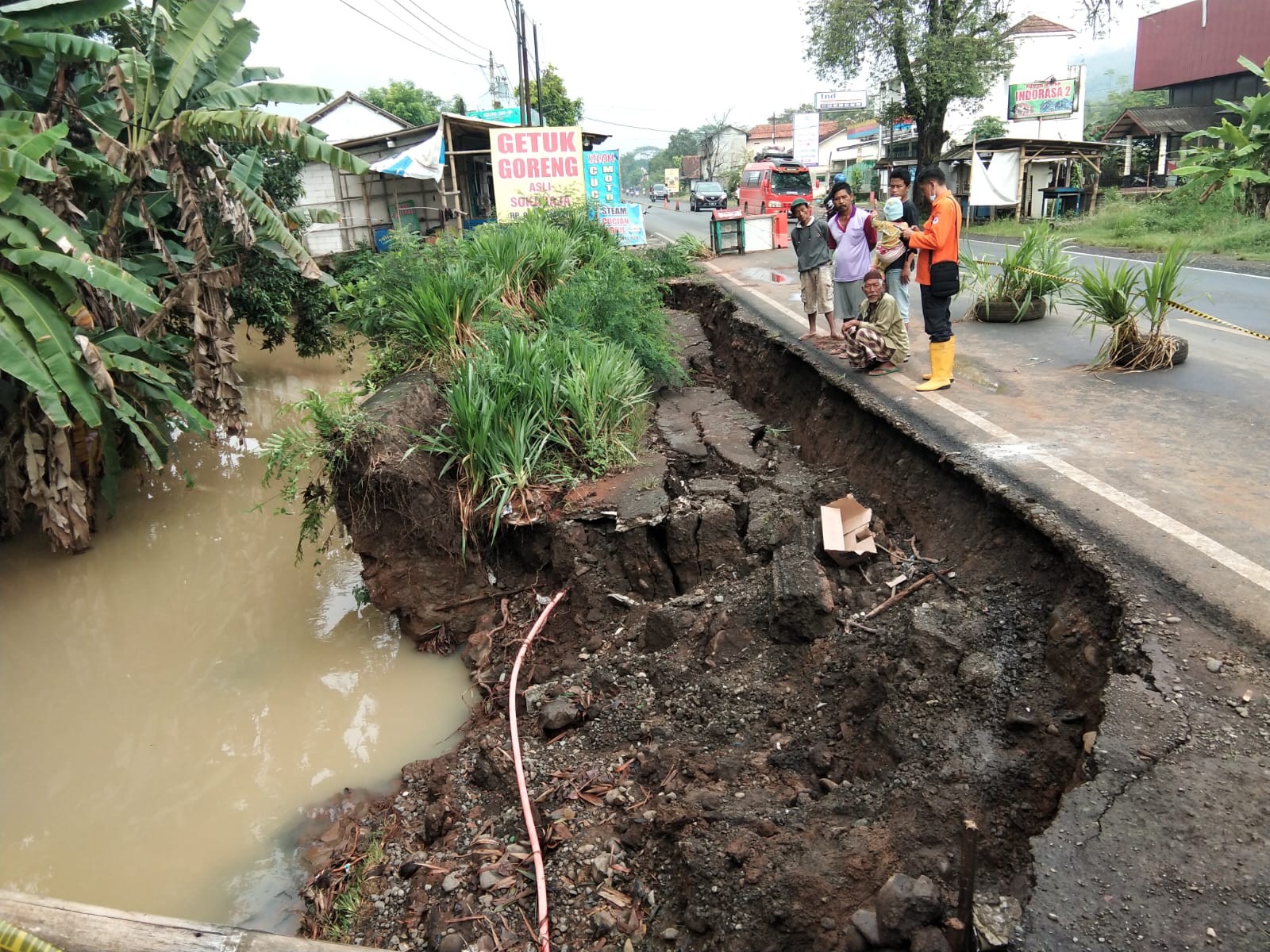 Jalan Nasional di Kemranjen Banyumas Diberlakukan Buka Tutup Akibat Longsor di Bahu Jalan  