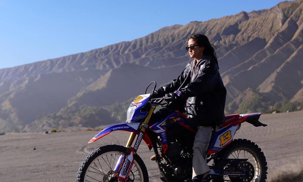 4 Motor Trail Murah yang Cocok untuk Riding Cantik bagi Perempuan Keren