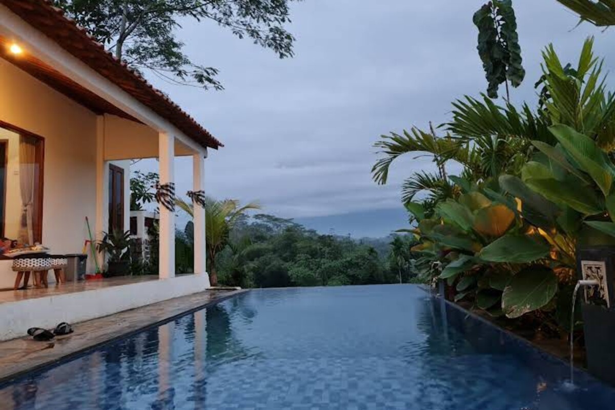 Menginap di Bali Pool Villa Purwokerto, Penginapan Nyaman dengan View Gunung Slamet yang Indah 