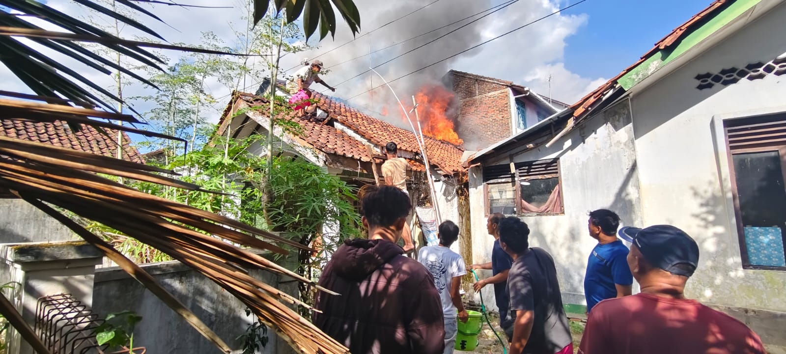 Kebakaran Rumah di Kutabanjarnegara, Warga Bantu Padamkan Api di Tengah Krisis Air