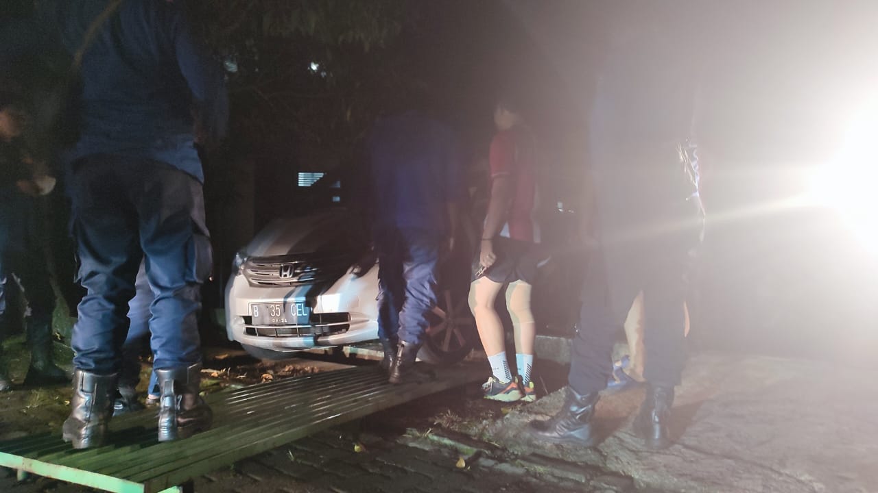 Pulang Badminton, Mobil Yang Dikemudikan Seorang Wanita Terperosok di Selokan Kompleks GOR Satria Purwokerto