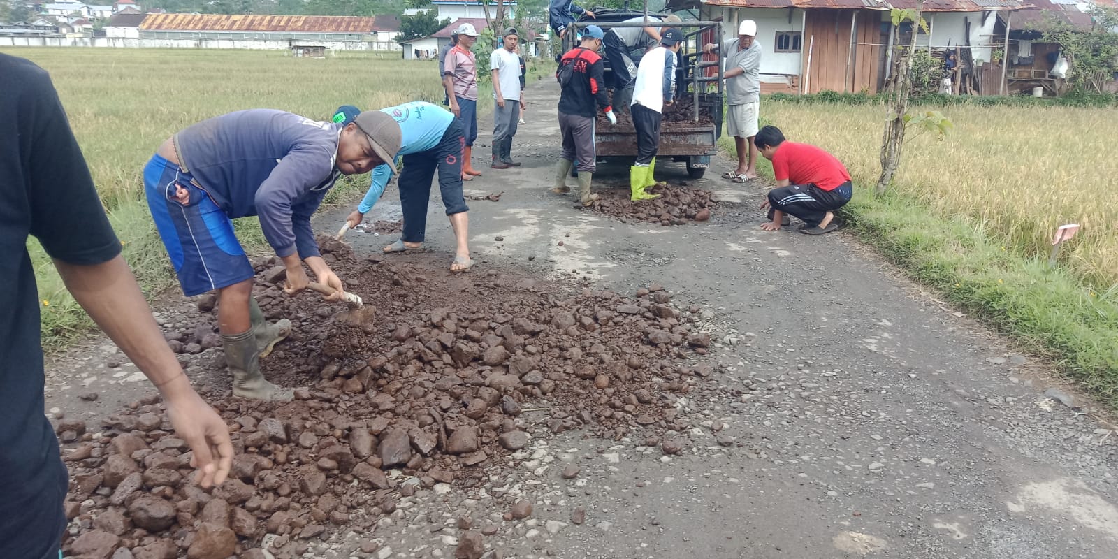 Warga Kalibening Banjarnegara Swadaya Perbaiki Jalan Rusak, Akses Vital Kini Lebih Aman
