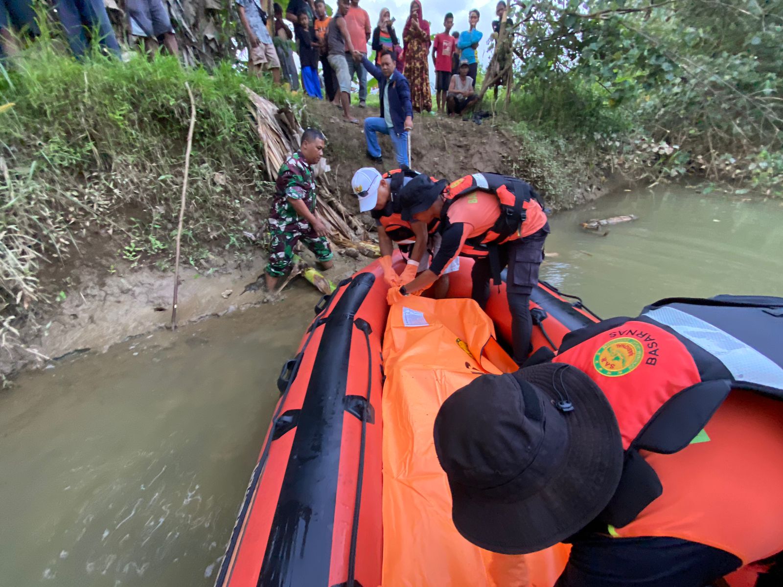 TIM SAR Gabungan Temukan Remaja Tenggelam di Sungai Cikawung dalam Kondisi Meninggal Dunia