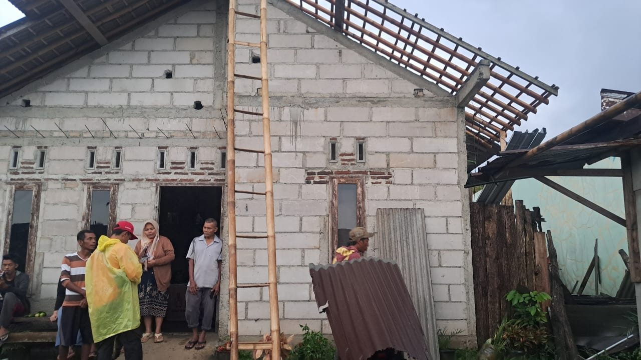 Angin Puting Beliung Terjang Sikapat Sumbang, Empat Rumah Rusak Berat 