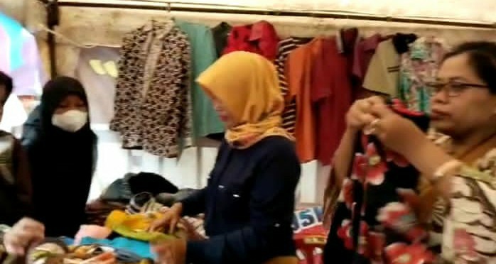  Stand Baju Bekas Diserbu Pengunjung