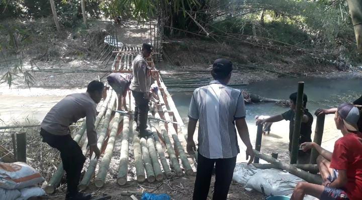 Jembatan Lopasir Wangon Direhabilitasi, Warga dan Polisi Gotong Royong Bangun Jembatan Darurat 