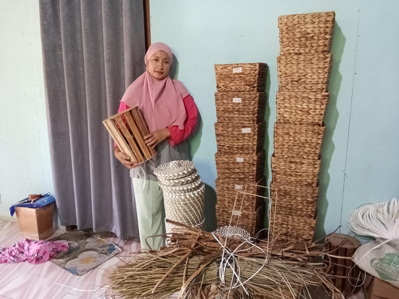 Mengenal Supinah, Pengrajin Anyaman Mendong Kalisalak, Produk Tembus Ekspor Amerika