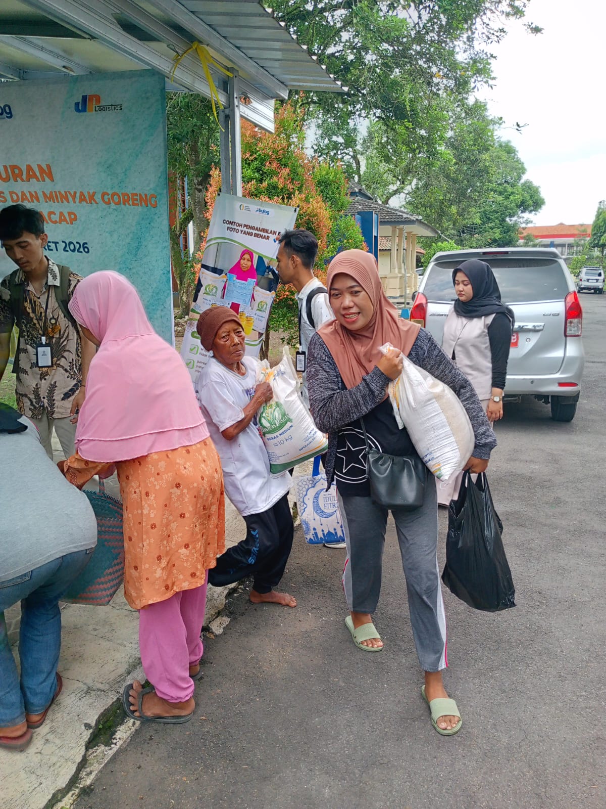 Ribuan Warga Maos Cilacap Terima Bantuan Pangan