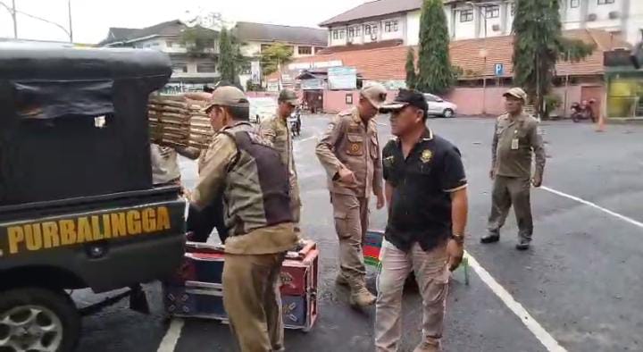 Ngeyel Berjualan di Zona Larangan, Tim Gabungan Tertibkan PKL Alun-alun