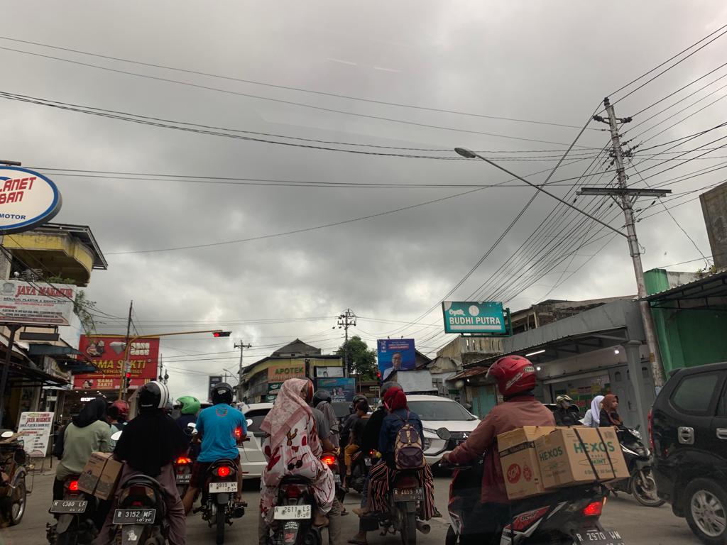 Lalu Lintas di Perlintasan Kereta Api Kroya Semrawut pada Pagi dan Sore Hari