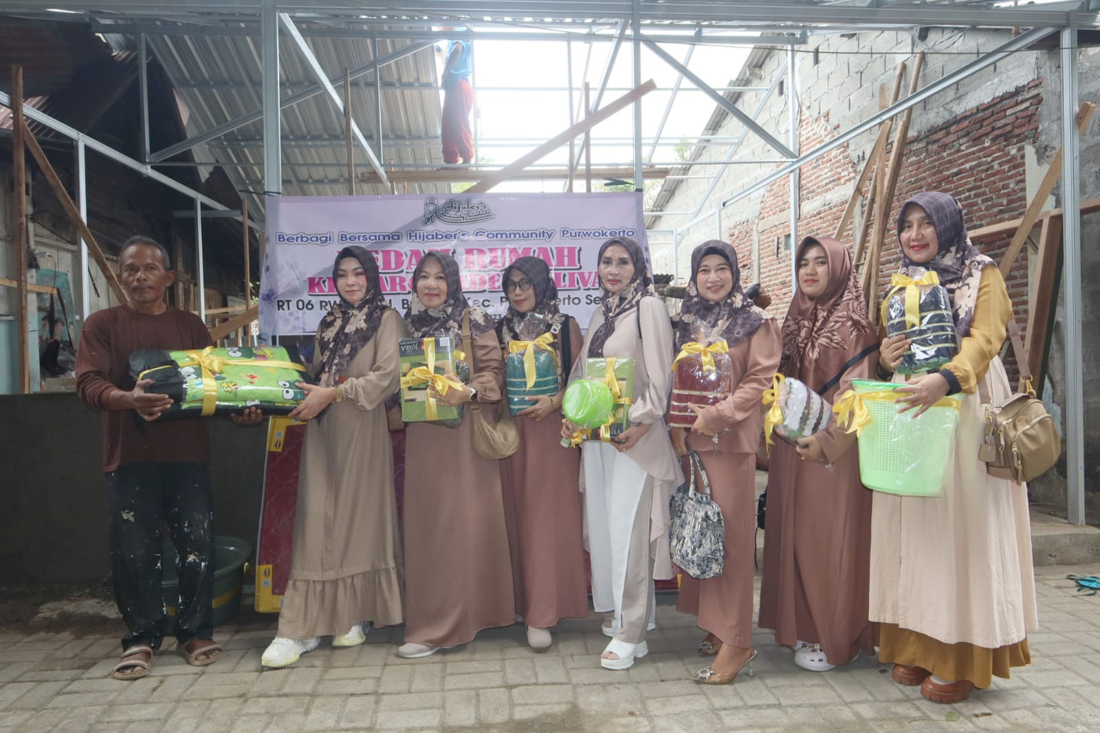 Hijaber's Community Purwokerto, Bantu Bedah Rumah Warga Kurang Mampu