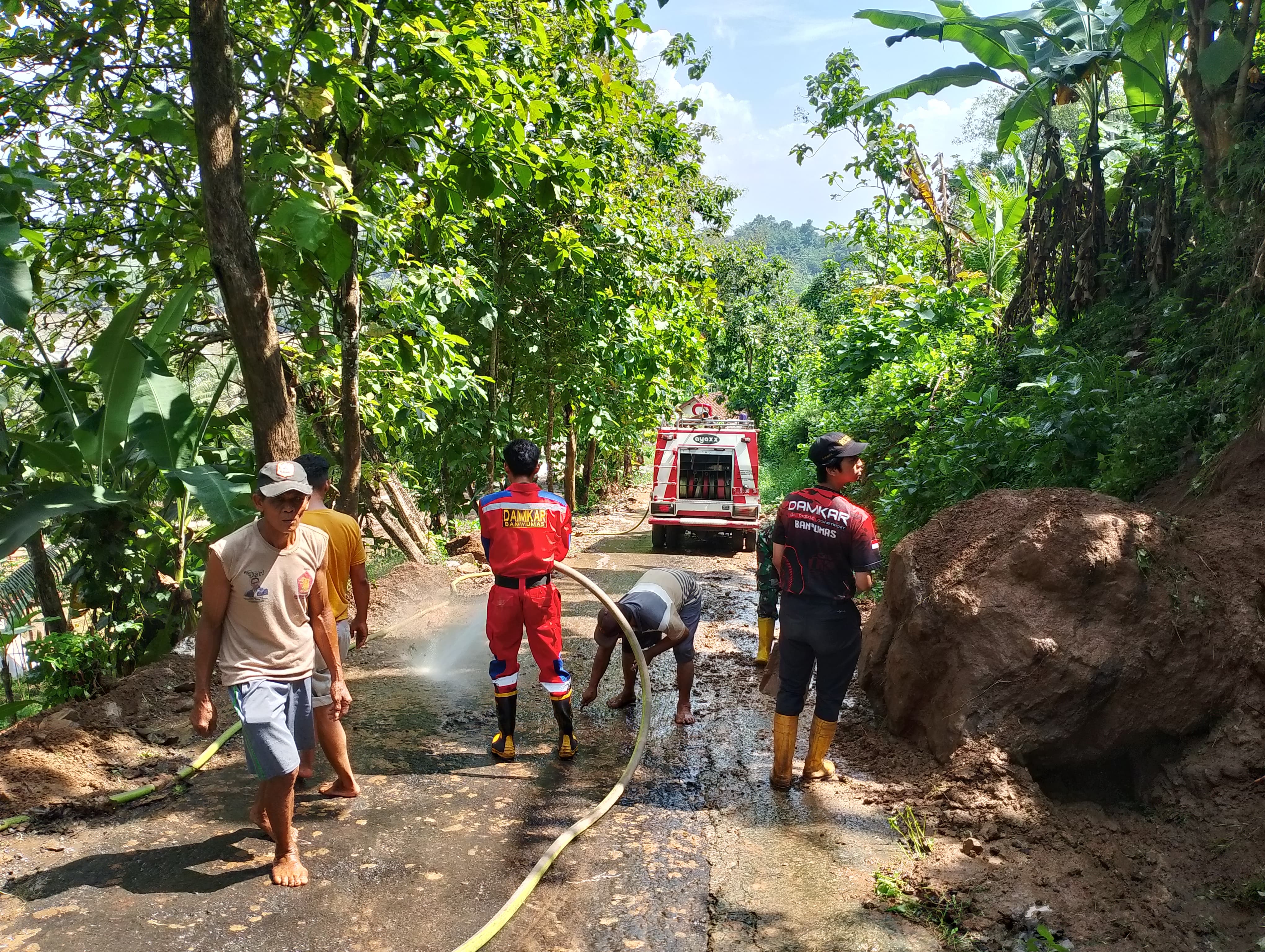Jalan Cunil-Pegalongan Disemprot, Sisa Longsoran Dibersihkan