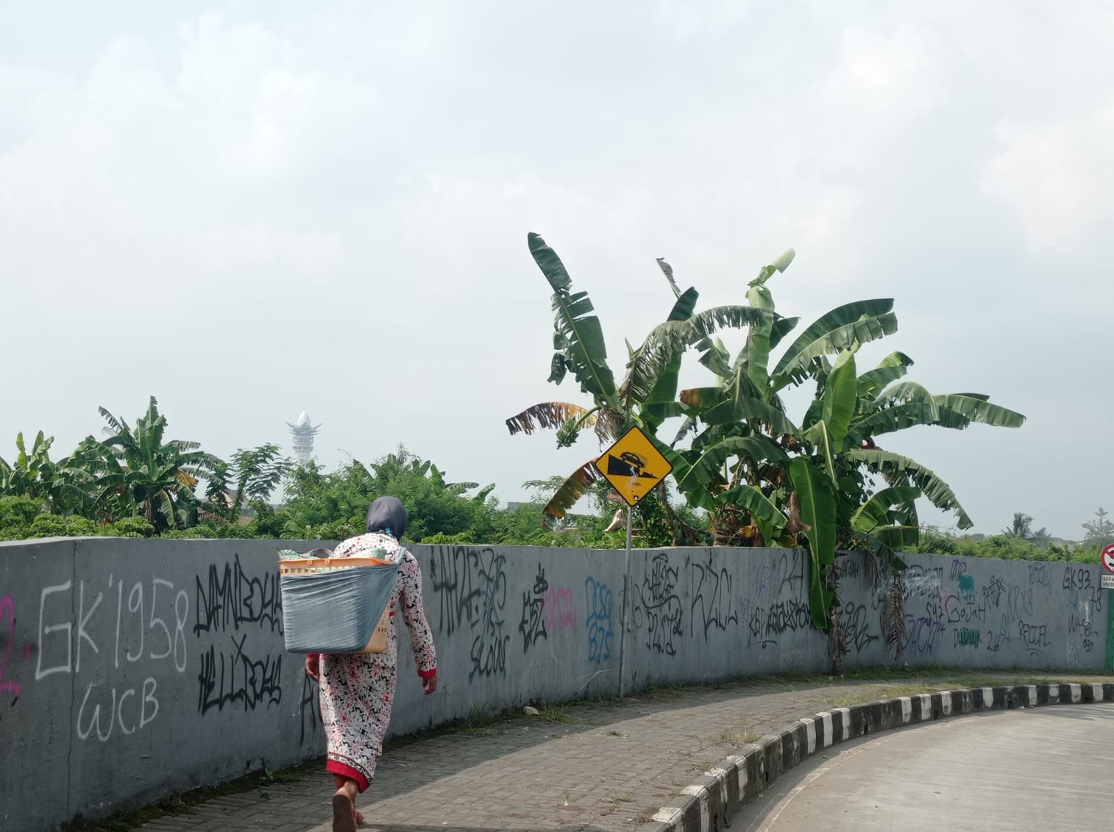 Miris! Banyak Coretan Vandalisme di Dinding Underpass Soedirman Purwokerto. 