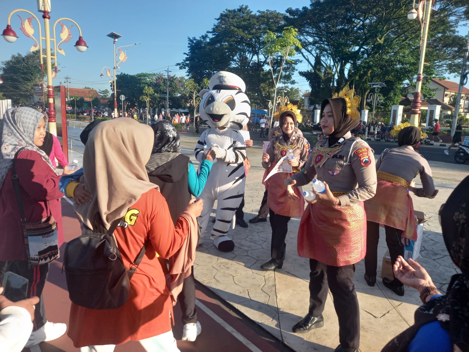 Edukasi Masyarakat Lewat Art Policing