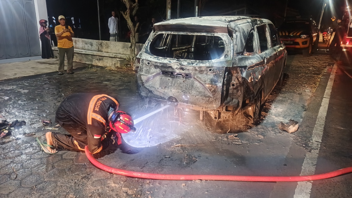 Mobil Tiba-Tiba Terbakar di Jalan Raya Slarang Cilacap, Diduga Akibat Korsleting