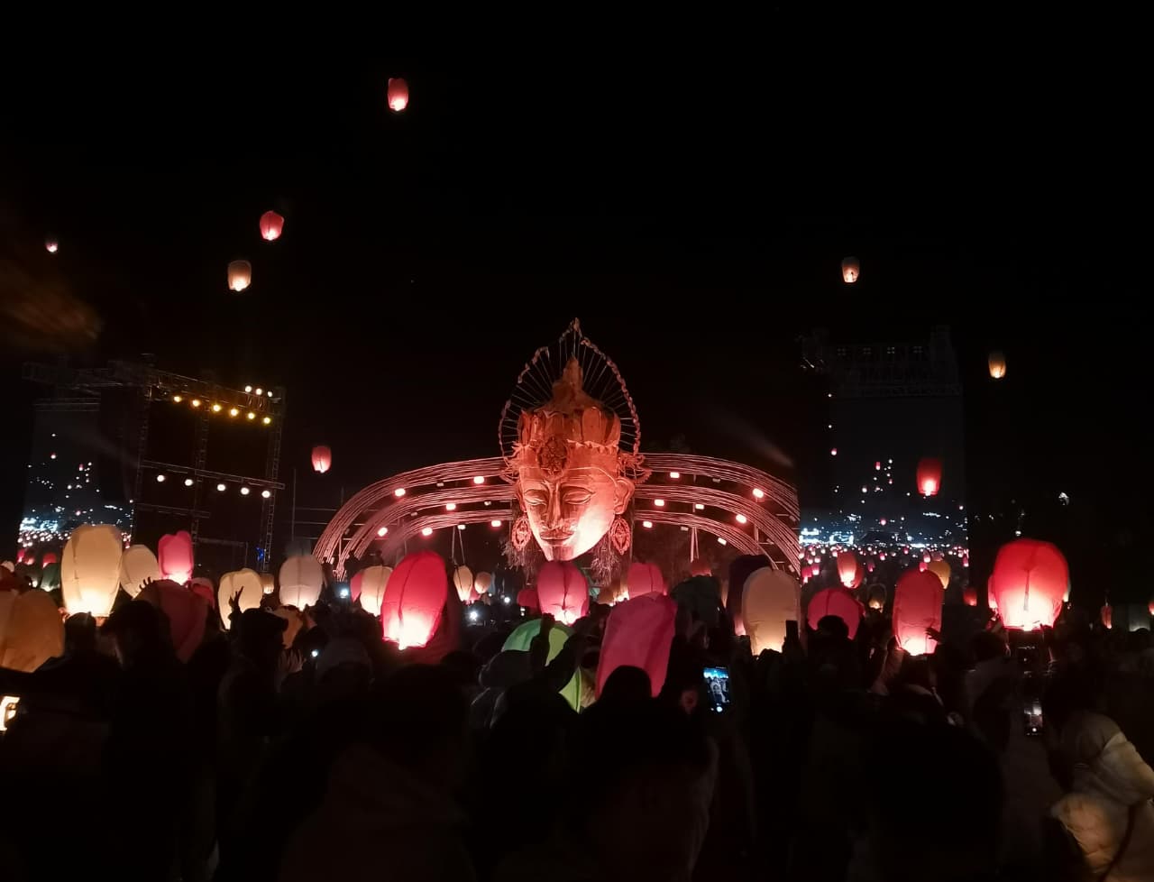 Langit Dieng Dipenuhi Ribuan Lampion, Membawa Doa dan Harapan Wisatawan