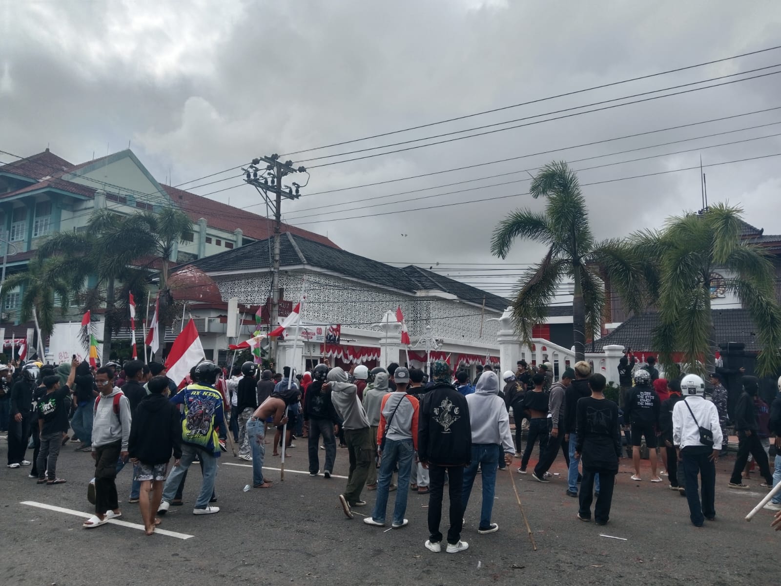 Aksi Demontrasi di Depan DPRD Cilacap Ricuh