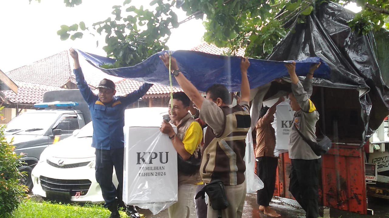 Hujan, Penjemputan Logistik Pilkada ke PPS Desa/Kelurahan di Kecamatan Sumpiuh Ditutupi Terpal