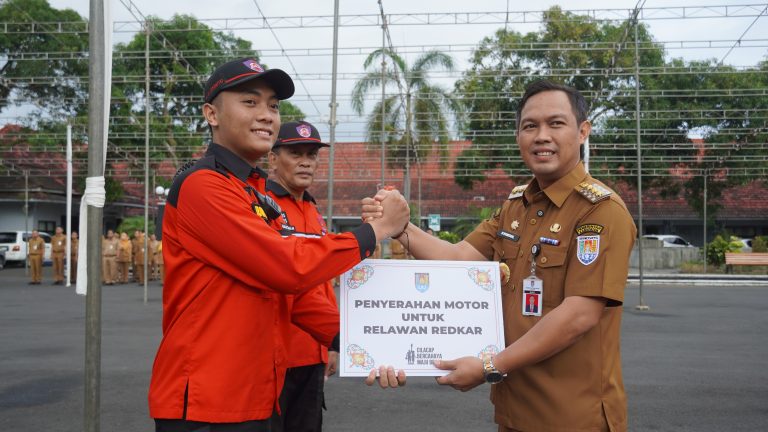 Bupati Cilacap Ganti Motor Redkar yang Terbakar Saat Demo di Gedung DPRD Cilacap yang Berakhir Ricuh