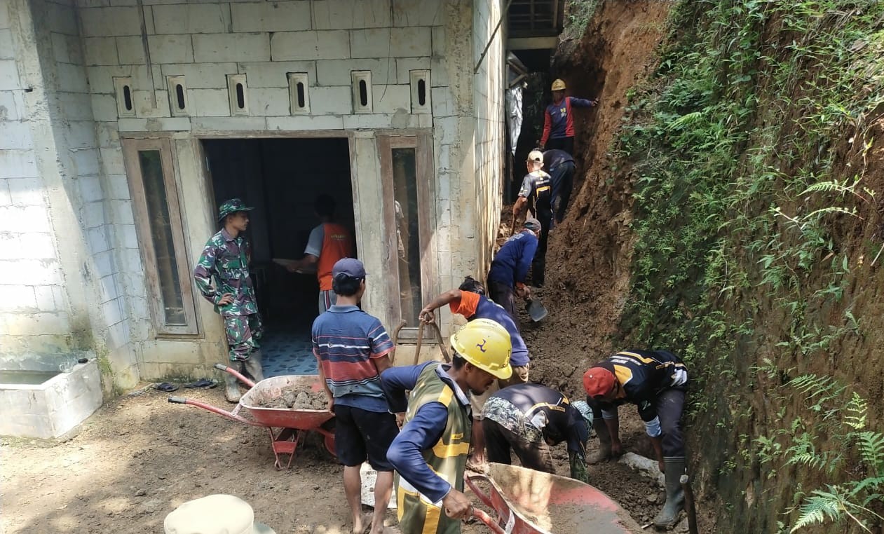 Tembok Rumah Warga di Desa Watuagung Tertimpa Longsor