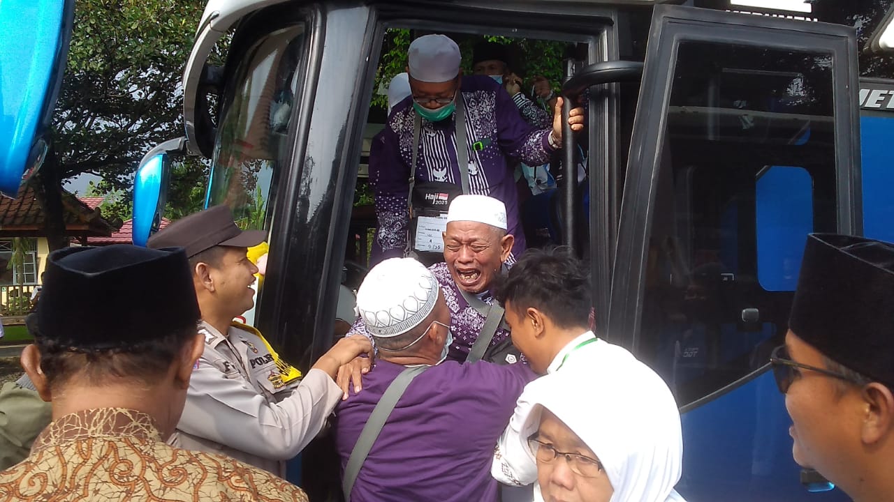 Hujan Air Mata Haru Warnai Kepulangan Jamaah Haji