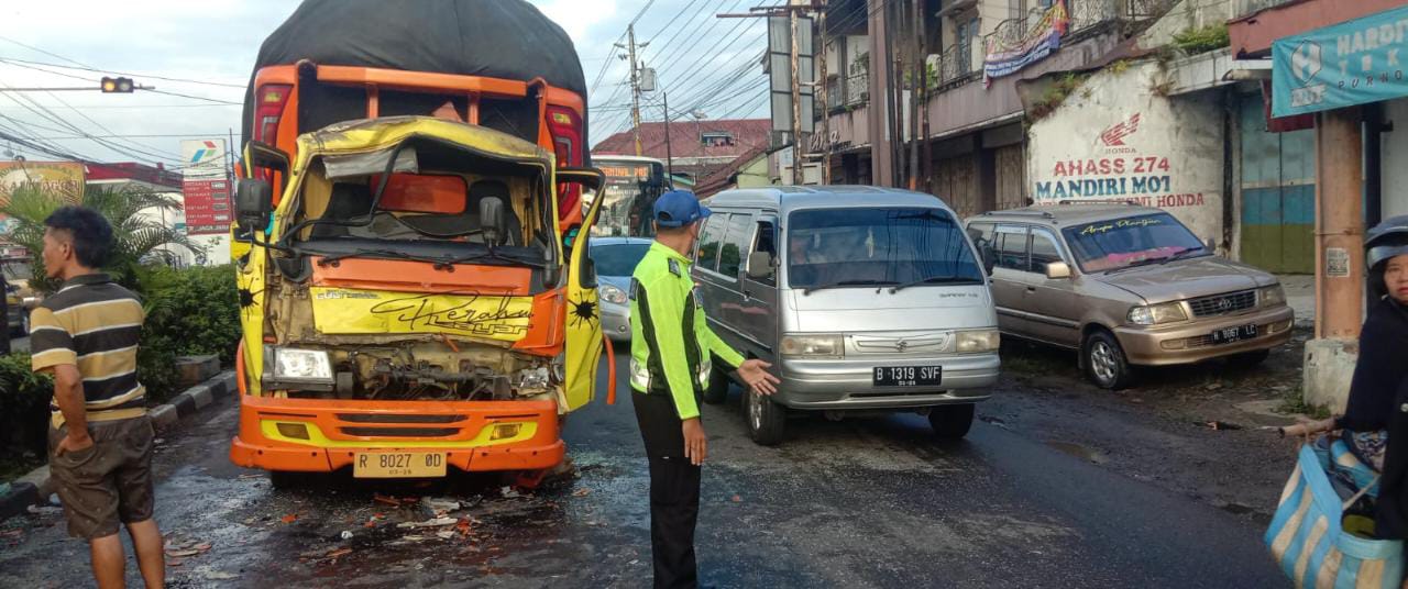 Sopir Mengantuk, Truk Tabrak Mobil Box Fuso Dari Belakang di Lampu Merah Kalibogor