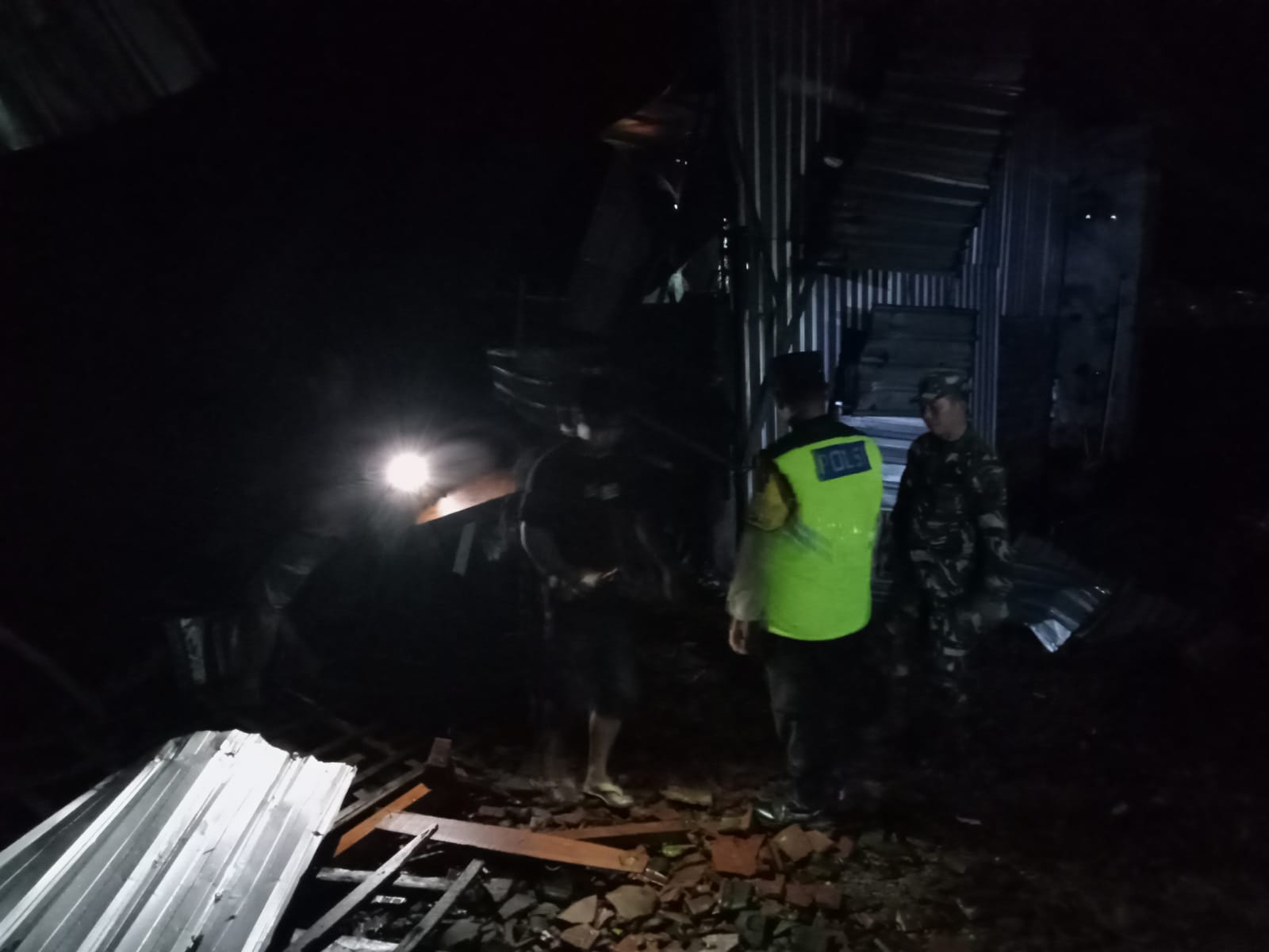 Buka Bersama Berujung Bencana  Rumah Makan Roboh, Tiga Luka 