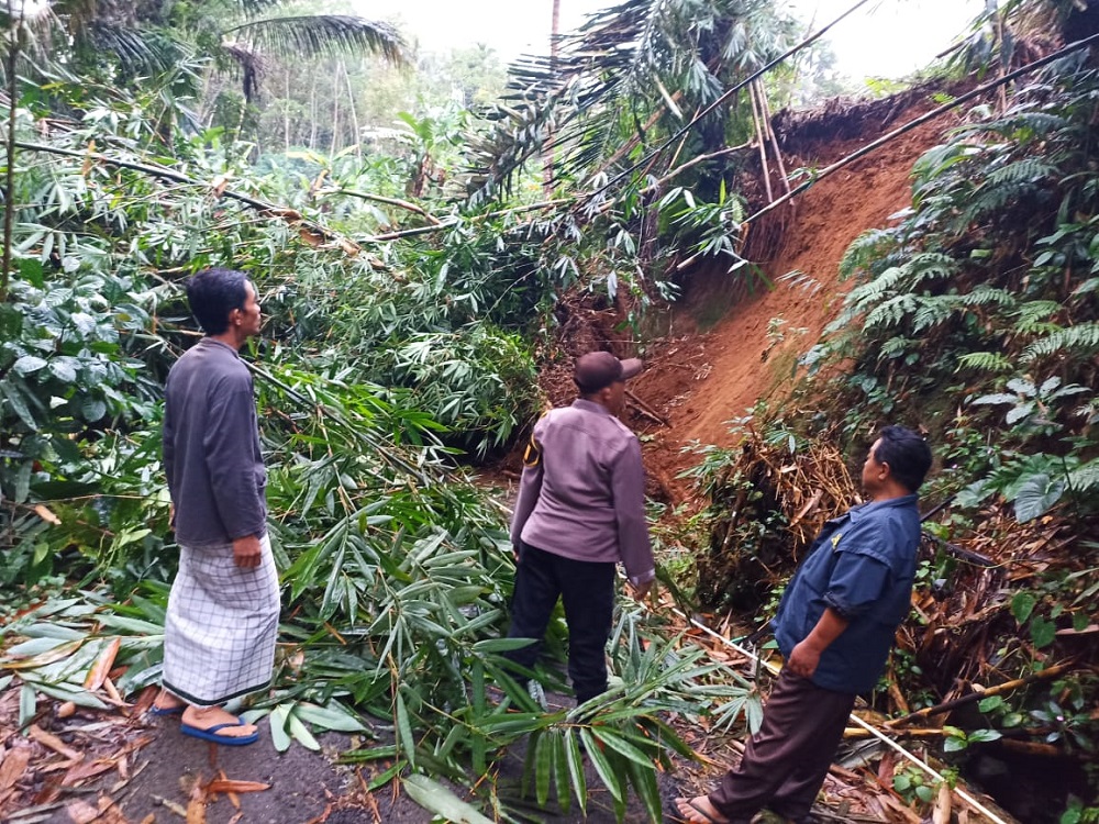 Tanah Longsor Tutup Akses Jalan Penghubung Dua Desa di Kecamatan Rembang Purbalingga