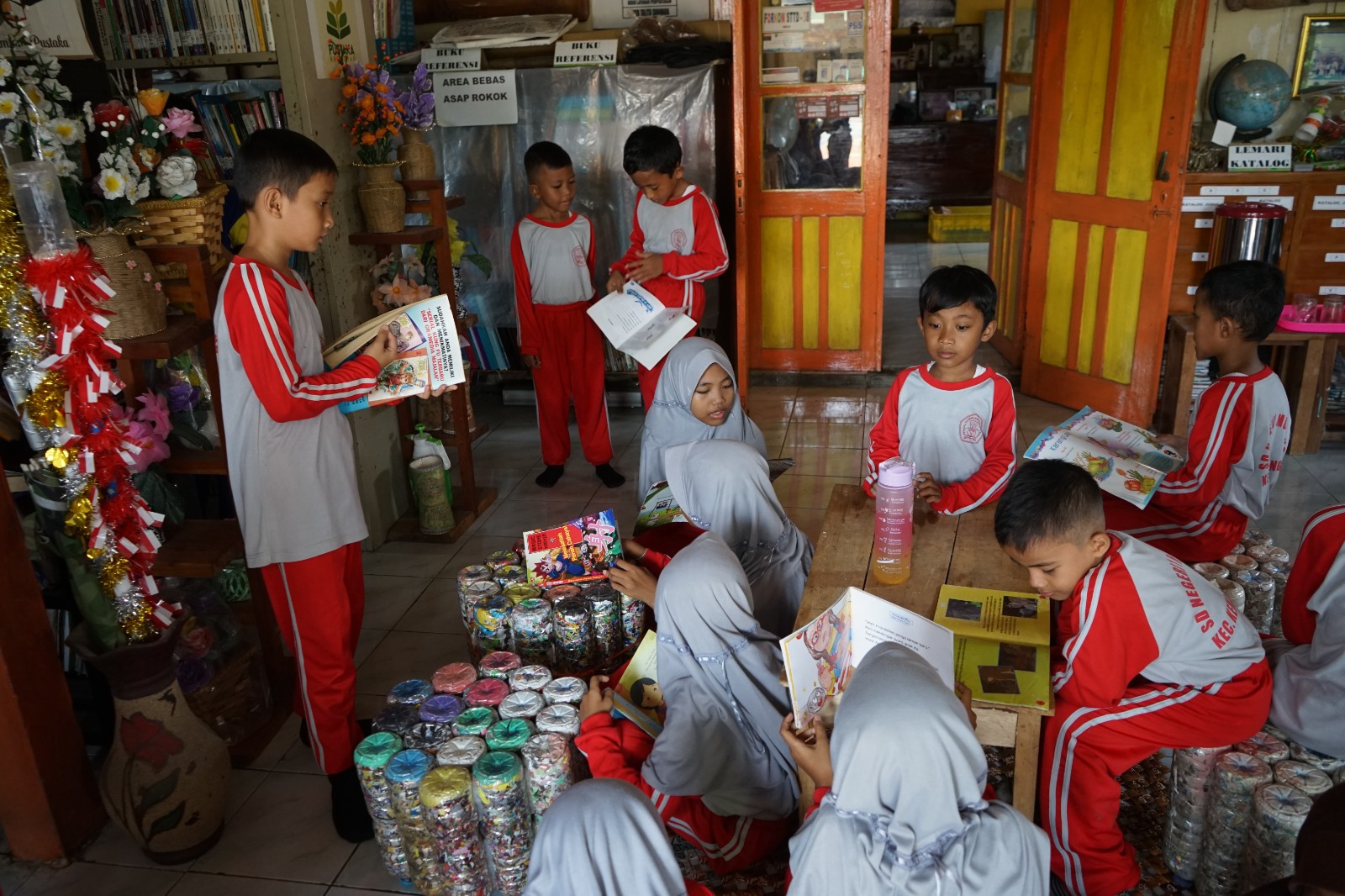 Perpustakaan Bergerak Limbah Pustaka Muntang Raih Penghargaan Perpustakaan Terbaik dari Perpusnas RI