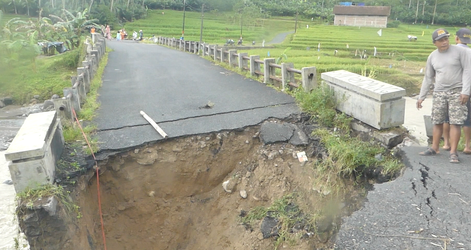 Runtuh 7 Meter, Jembatan Kalikacangan Banjarnegara Amblas, Akses Jalan Banjarmangu-Punggelan Terputus