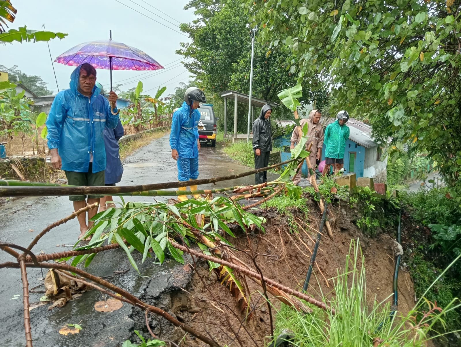 Hujan Deras Tebing Jalan di Dua Wilayah Longsor, Lalu Lintas Sempat Terganggu