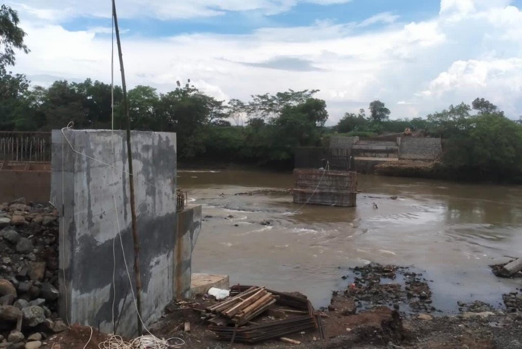 Pembangunan Jembatan Wirasana-Kalikajar Sempat Terkendala Cuaca