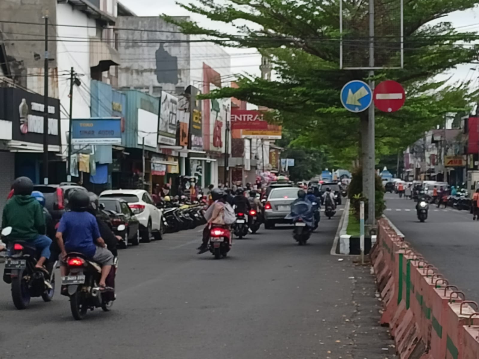 Usai Terima THR, Pertokoan Jalan Jensoed Jadi Tujuan Pekerja Pabrik