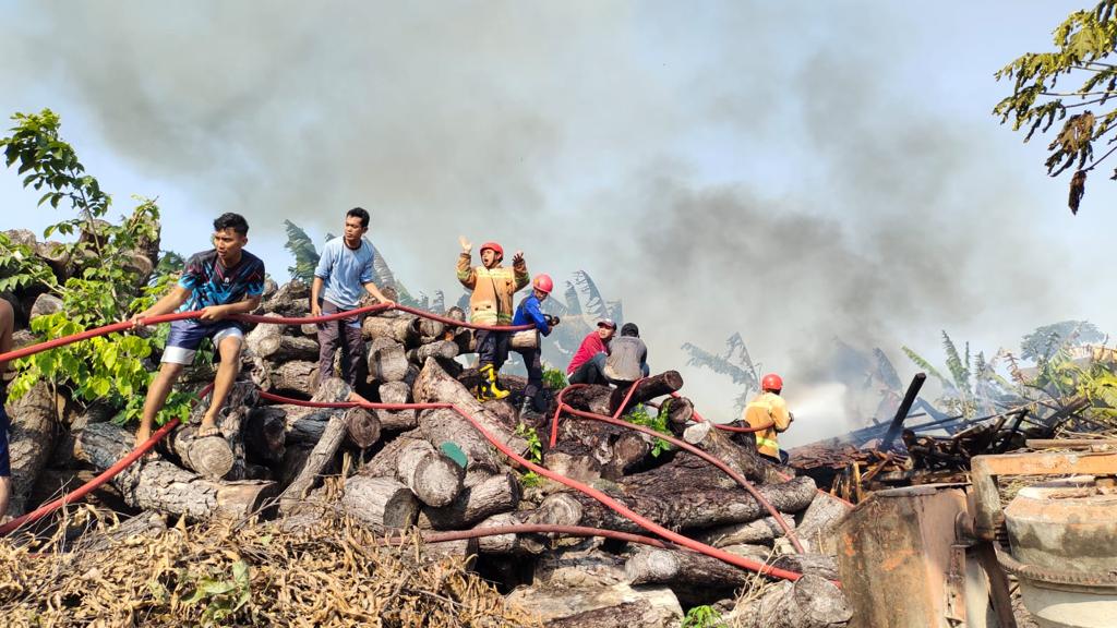 Akibat Bakar Limbah Sampah, Gudang Kayu di Doplang Terbakar 