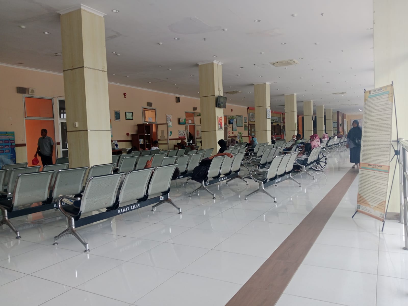 Antrean Panjang di Layanan Farmasi RSUD Cilacap Dikeluhkan 